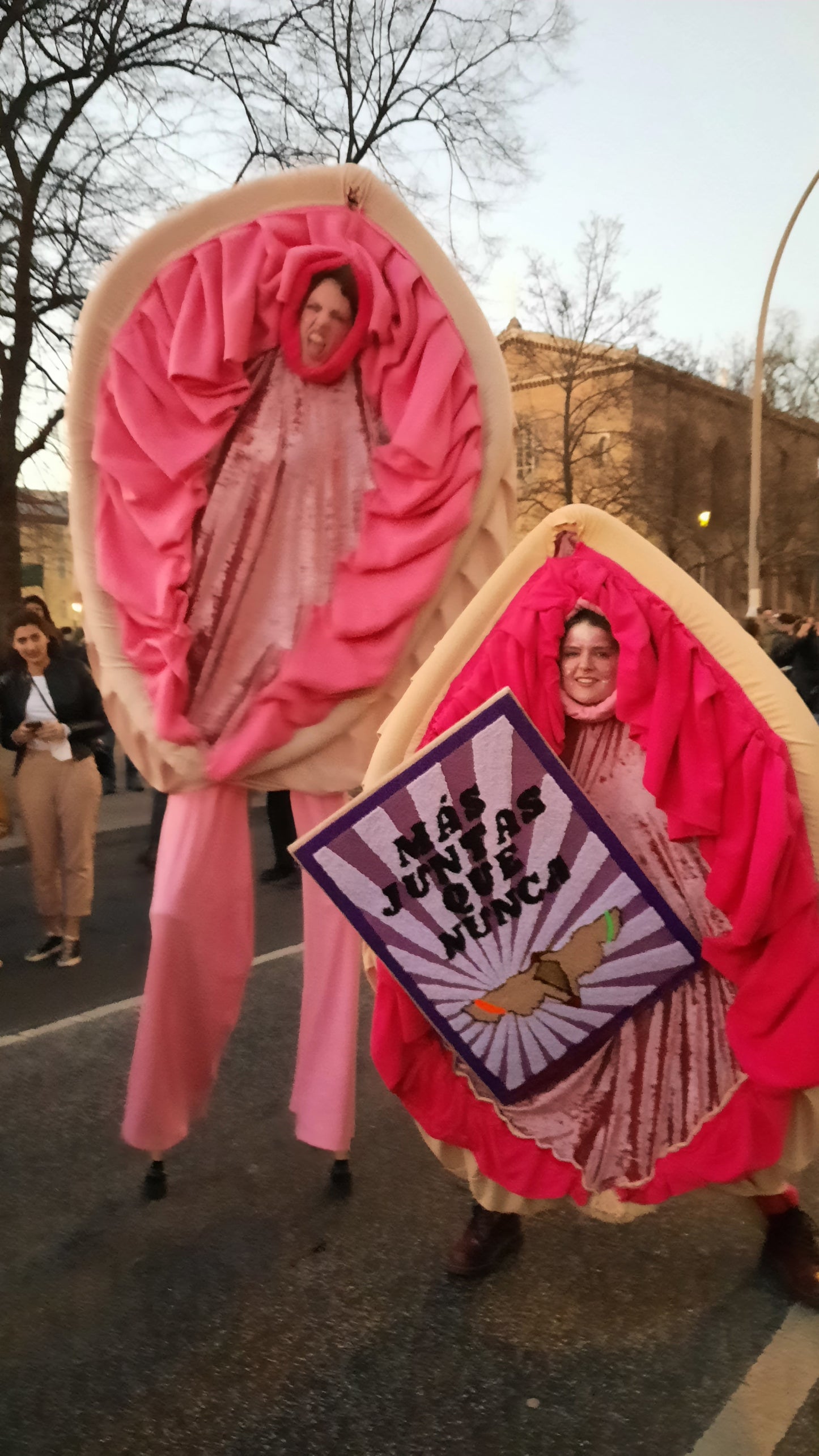 Composición bordada a mano "MÁS JUNTAS QUE NUNCA"