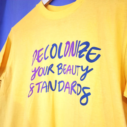 Camiseta "Decolonize your Beauty Standards"