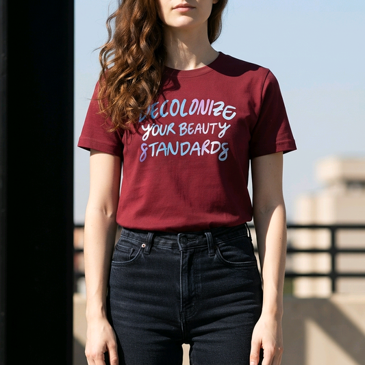 Camiseta "Decolonize your Beauty Standards"