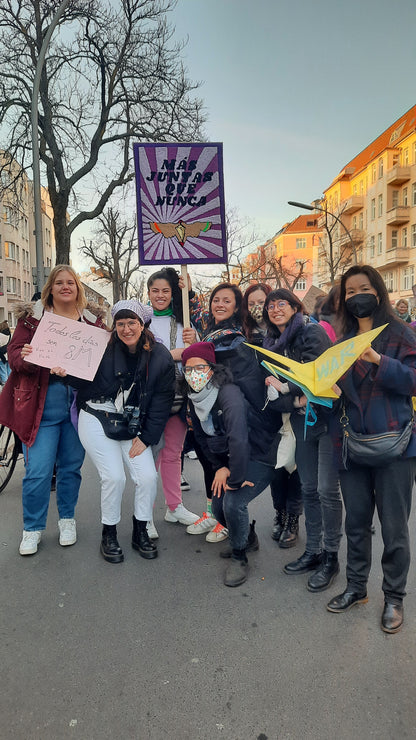 Composición bordada a mano "MÁS JUNTAS QUE NUNCA"